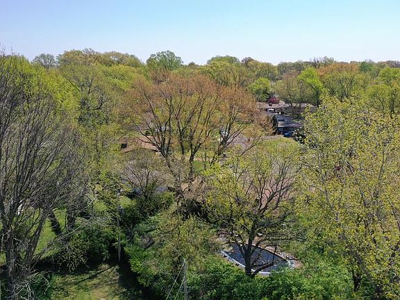 3rd image of 6 Milbrook Ln