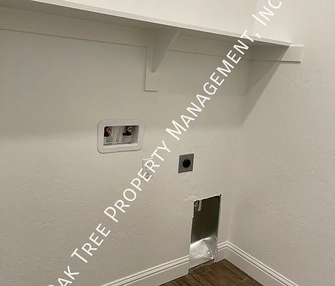 1940 N Preuss Ave — Photo 10