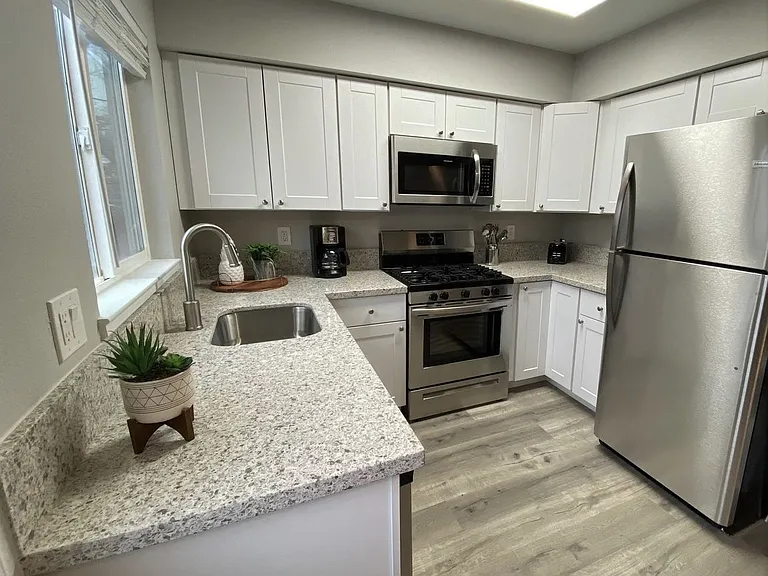 311 E Taylor St — Photo 4