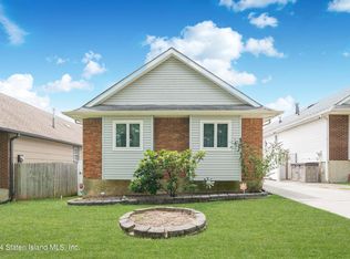 18 Alysia Ct, Staten Island, NY 10309