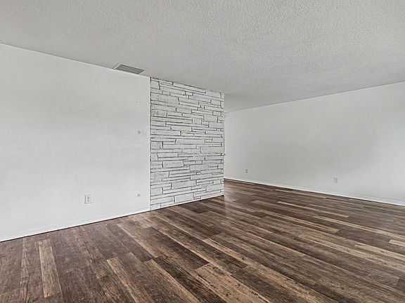5th image of 2115 N Courtney Dr