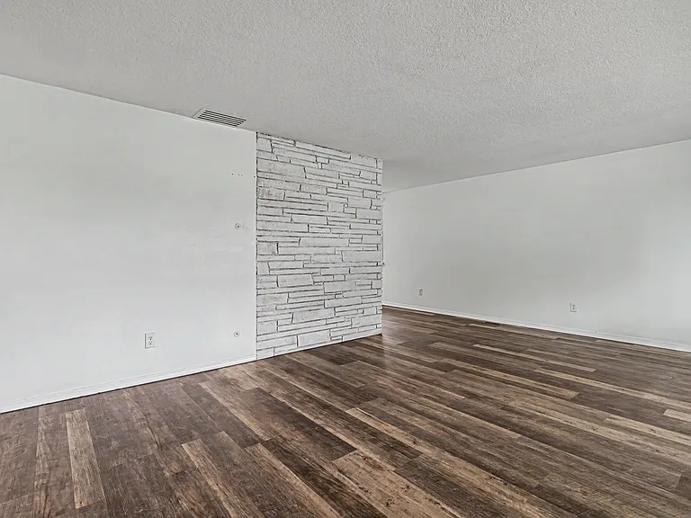 2115 N Courtney Dr — Photo 5