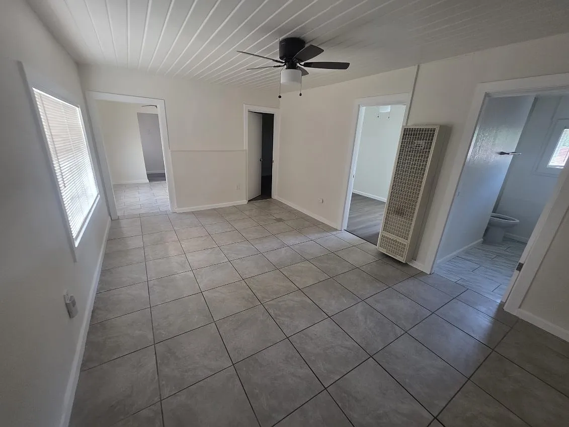 3 bed, 950 sqft, $1,900 — Photo 2