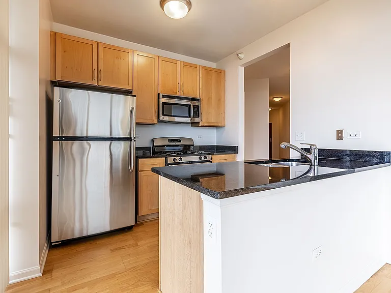 Astoria Tower — Photo 25