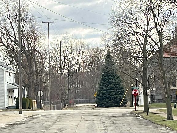4th image of 215 Fayette St