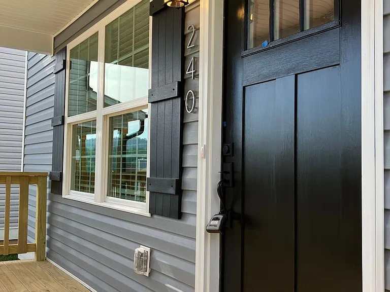 291 Stratford Ln — Photo 3