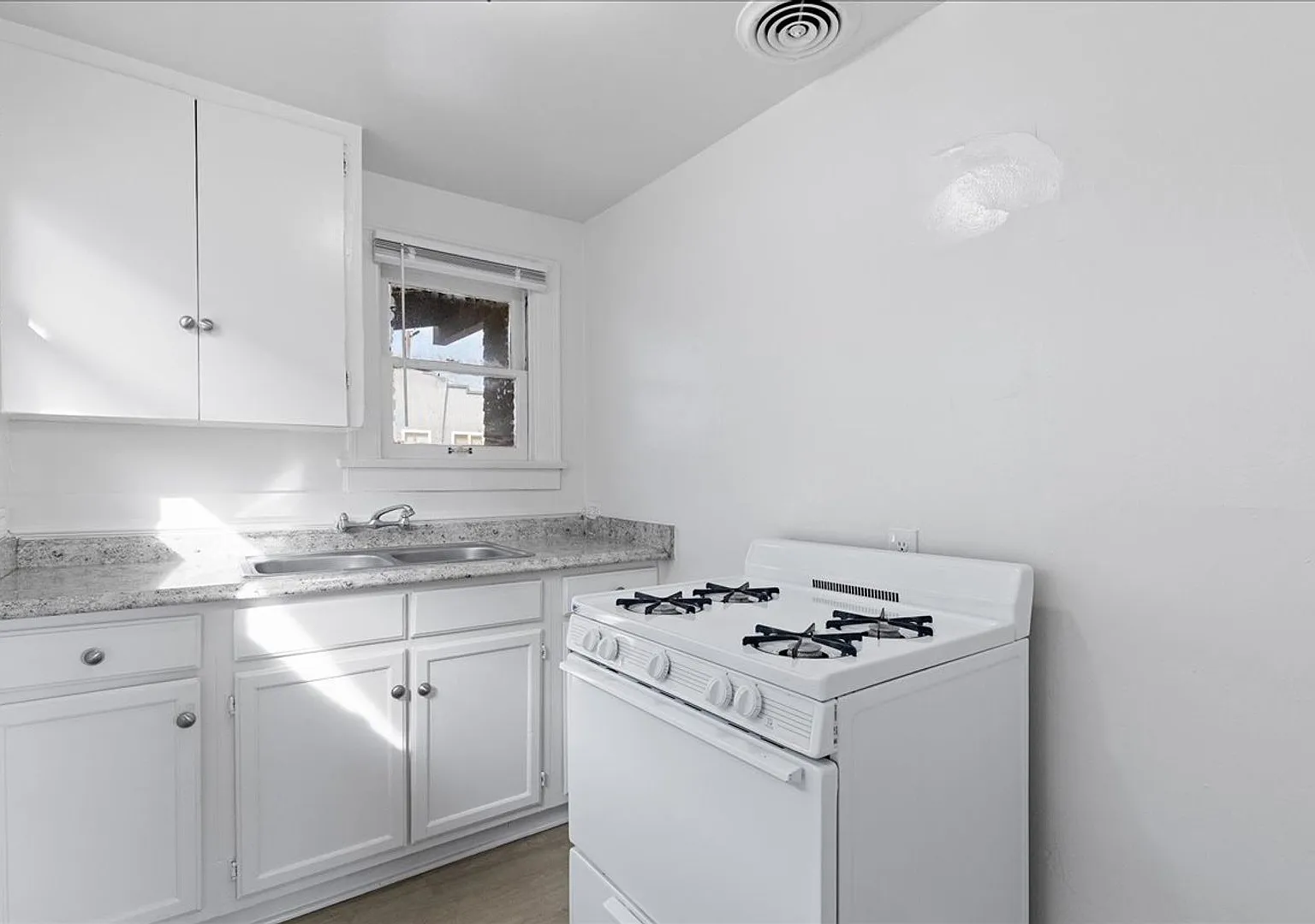 Beautiful One Bedroom Apartment! — Photo 4
