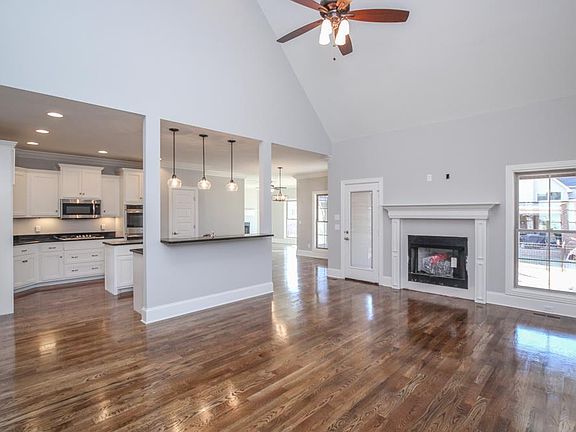 3rd image of 3329 Clovercroft Dr