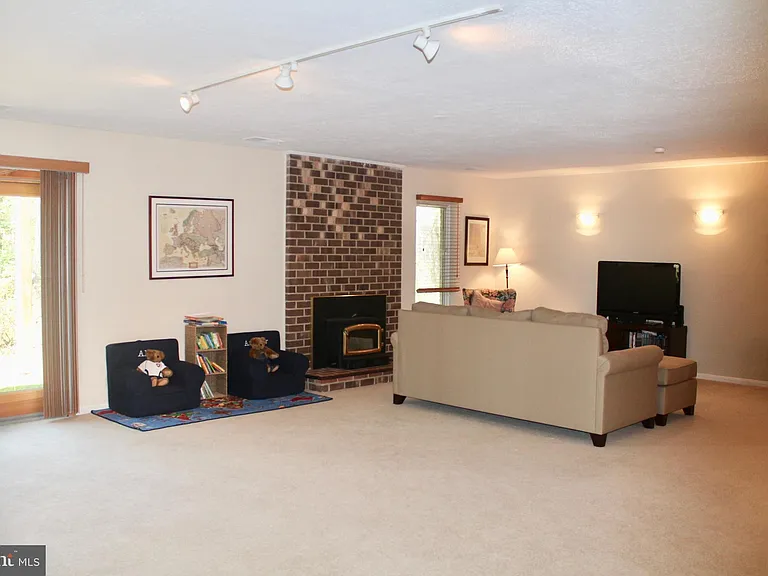 1118 Challedon Rd — Photo 18