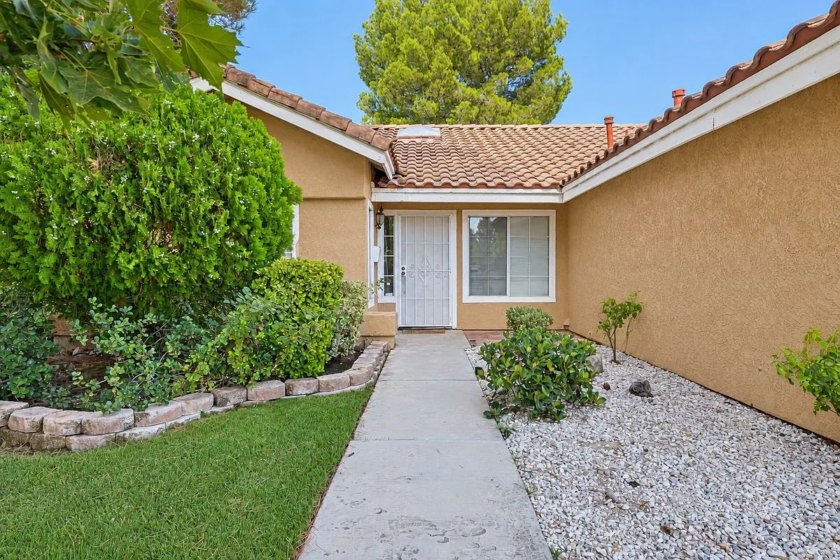 3 bed, 2.0 bath, 1672 sqft, $2,800 — Photo 1