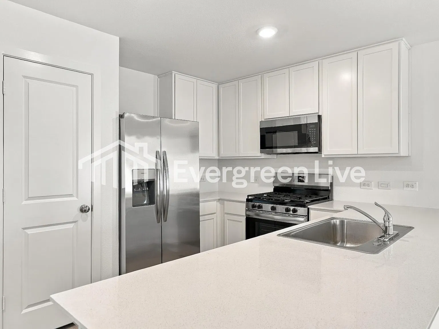4 bed, 2.0 bath, 1924 sqft, $2,090 — Photo 3