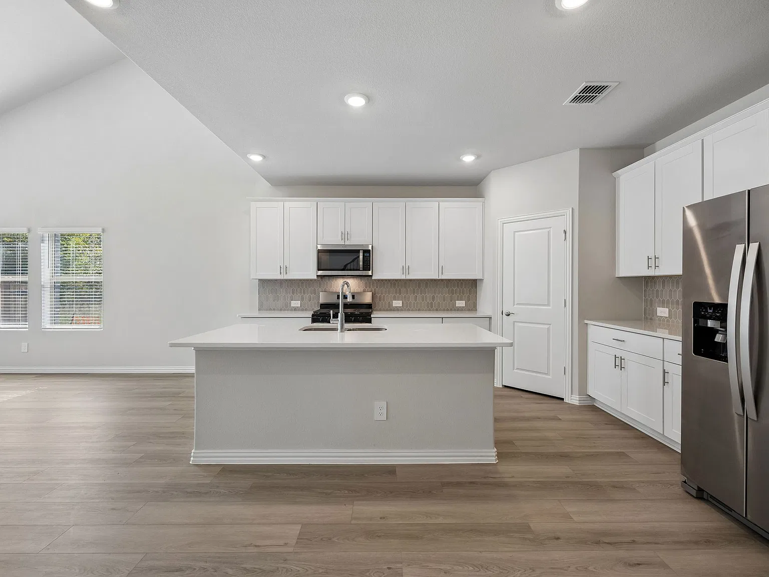 5 bed, 3060 sqft, $2,999 — Photo 2