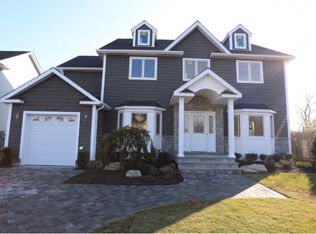 9 Fuschetto Ct, Farmingdale, NY 11735