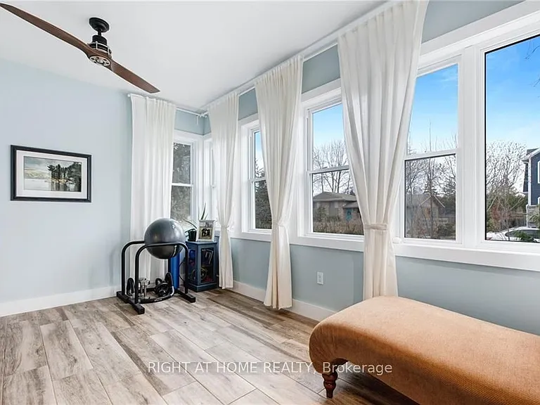 529 Simcoe St — Photo 14