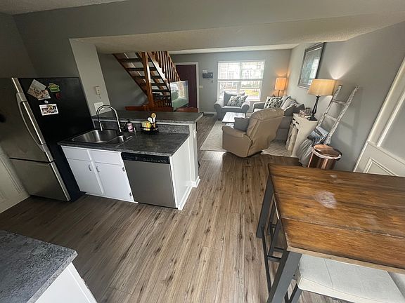 3rd image of 5165 Singleton Dr