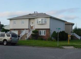 2 Sara Pl, Hicksville, NY 11801