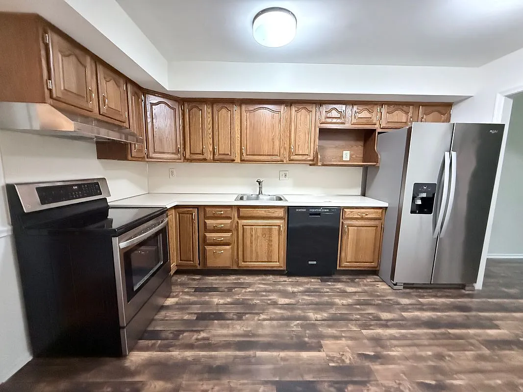 704 Worthington Dr — Photo 2