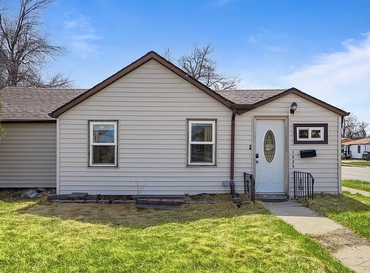 3 bed, 717 sqft, $1,525 — Photo 1