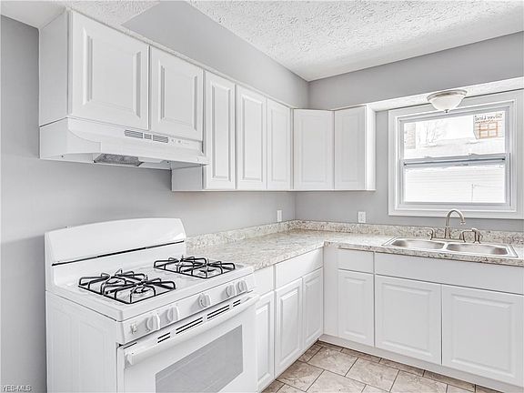 3rd image of 516 N Hawkins Ave