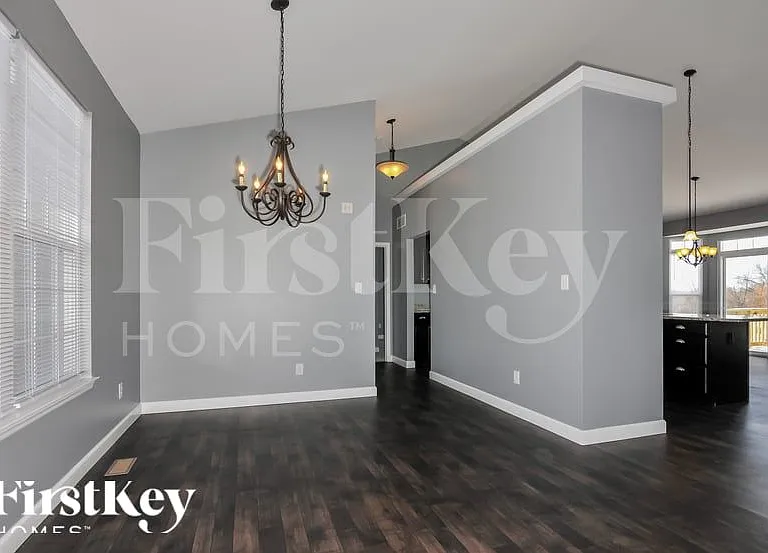 221 Lonepine Dr — Photo 5