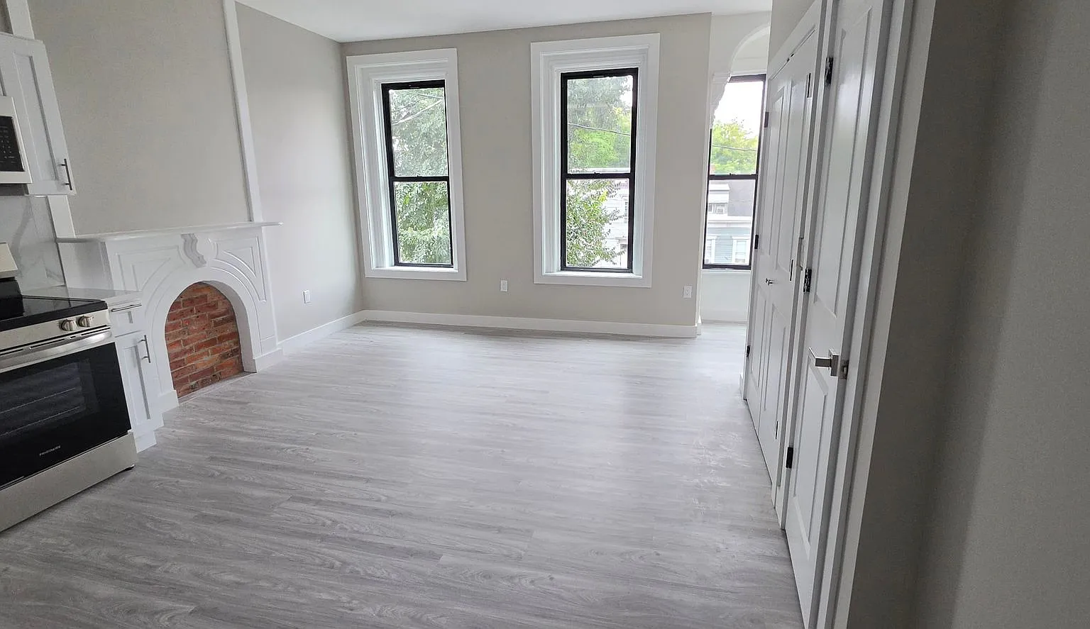 543 Clinton Ave — Photo 2