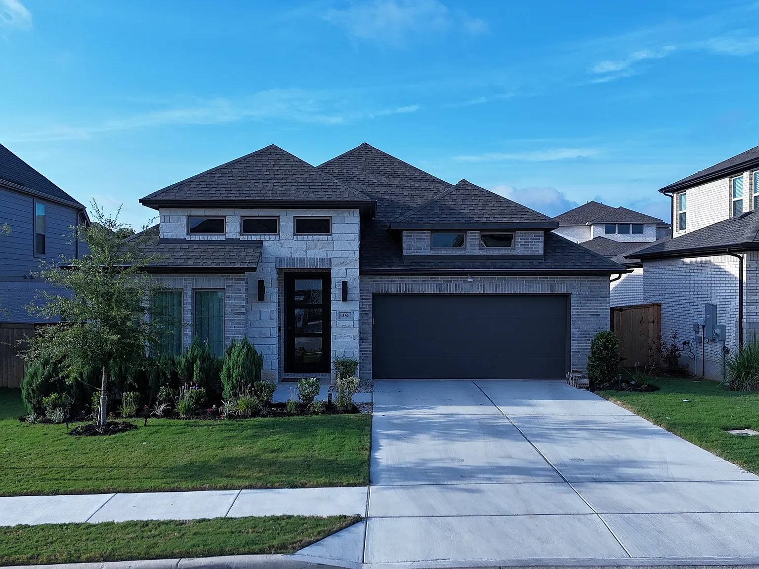 4 bed, 2373 sqft, $3,995 — Photo 2
