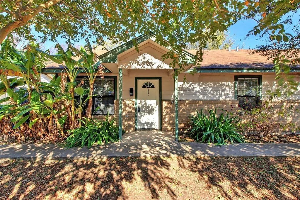 2 bed, 1.0 bath, 910 sqft, $1,295 — Photo 1