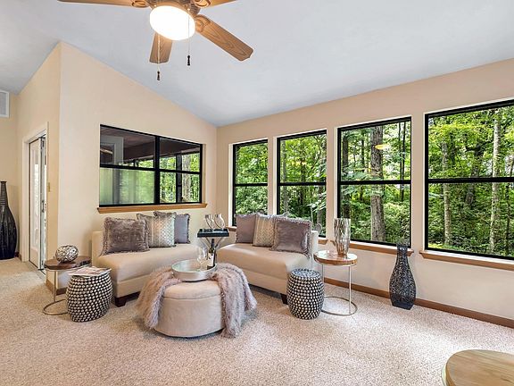 4th image of 3440 Valley Creek Dr