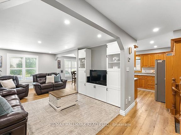 4th image of 545 Saint George St E