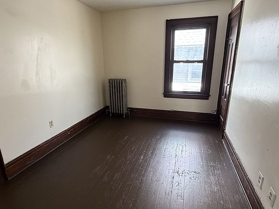 4th image of 987-989 Dewey Ave