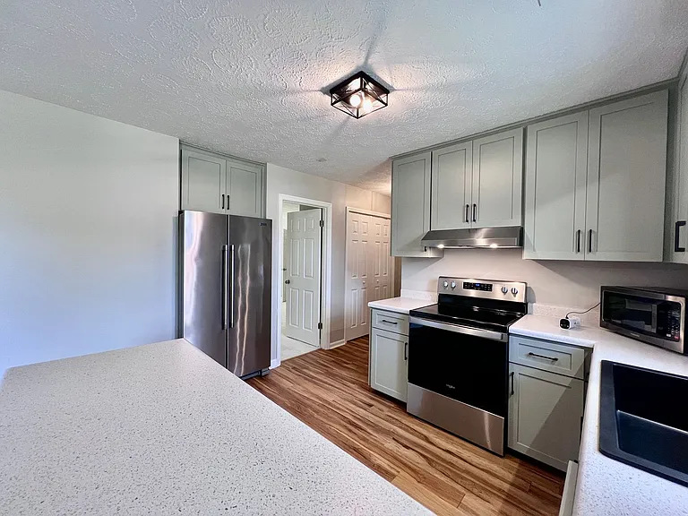 409 Oak St — Photo 8