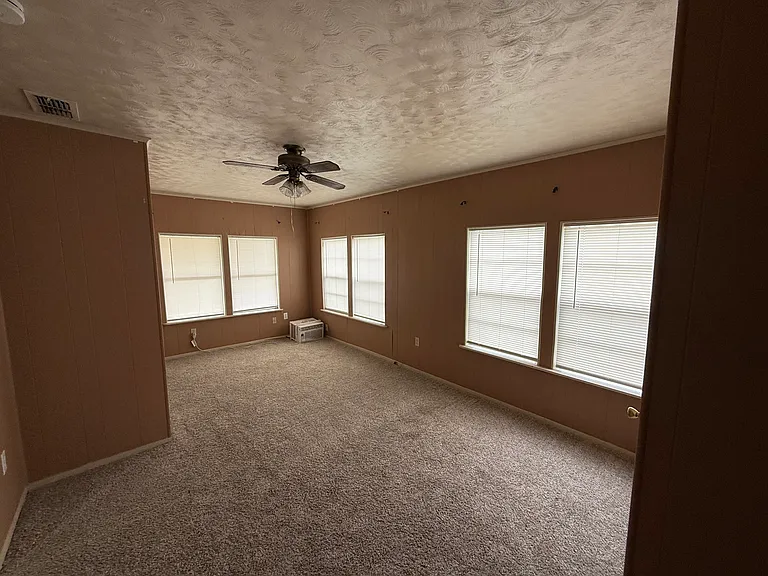310 E Rachal St — Photo 12