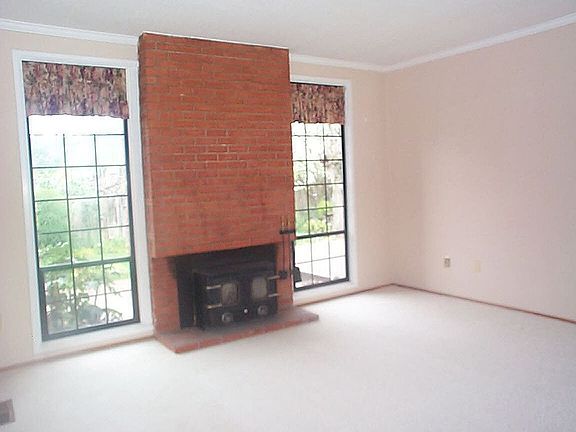 Beautiful Livingroom w/ views of backyard