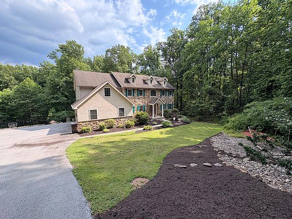 3rd image of 52 Hess Rd