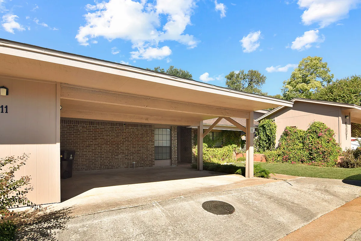 Building Photo - 4000 Hickory Rd #11