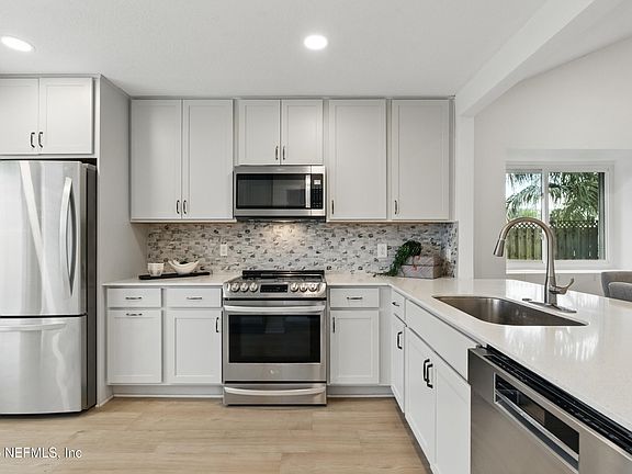 5th image of 404 UPPER 36TH Avenue S