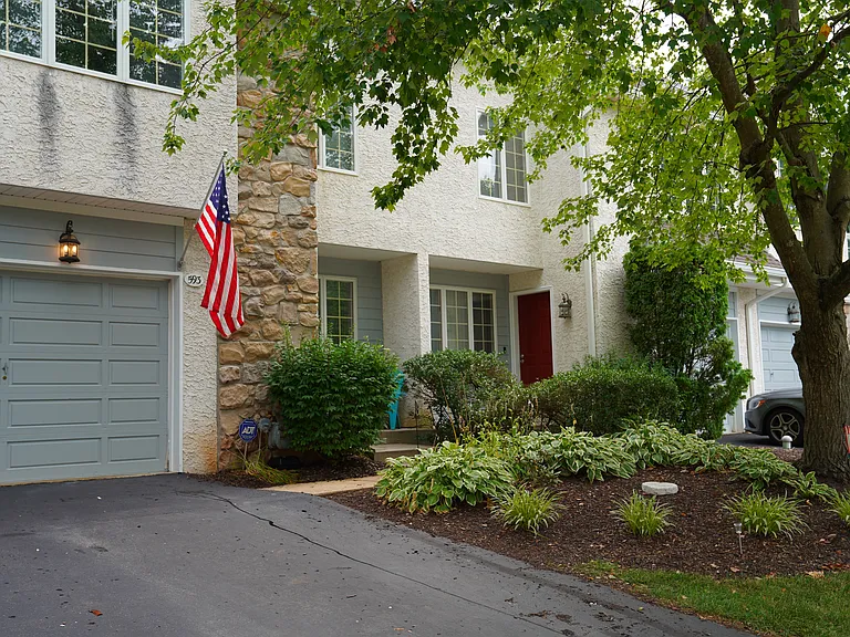 593 W Saxony Dr — Photo 3