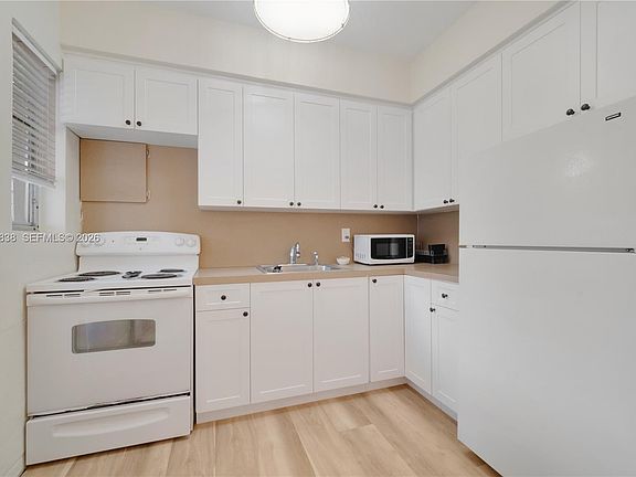 4th image of 2893-2895 SW 37th Ct