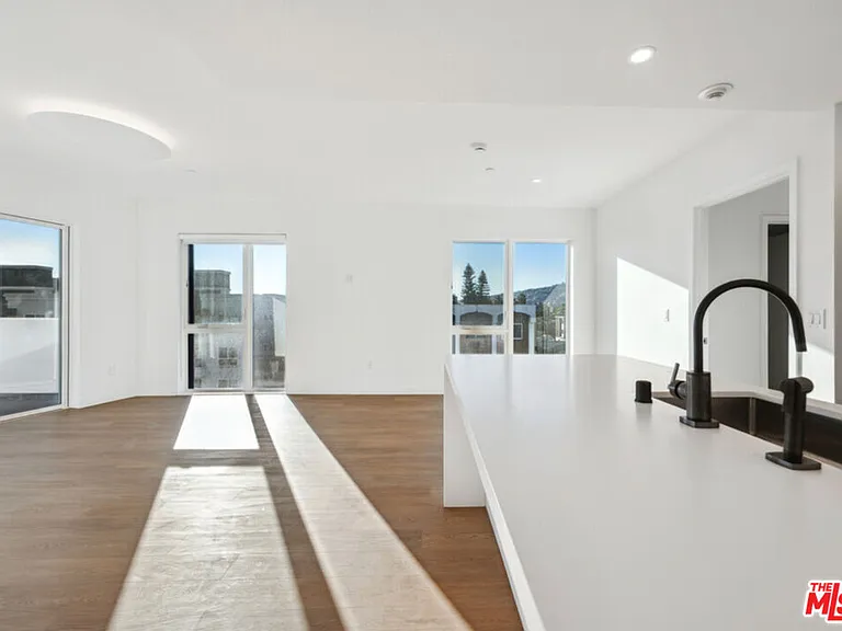 1130 N Orange Dr #301 — Photo 2