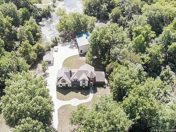 4th image of 2403 Parkwood Cir