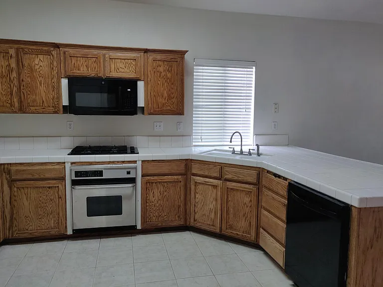 1826 N Holly Ave — Photo 9