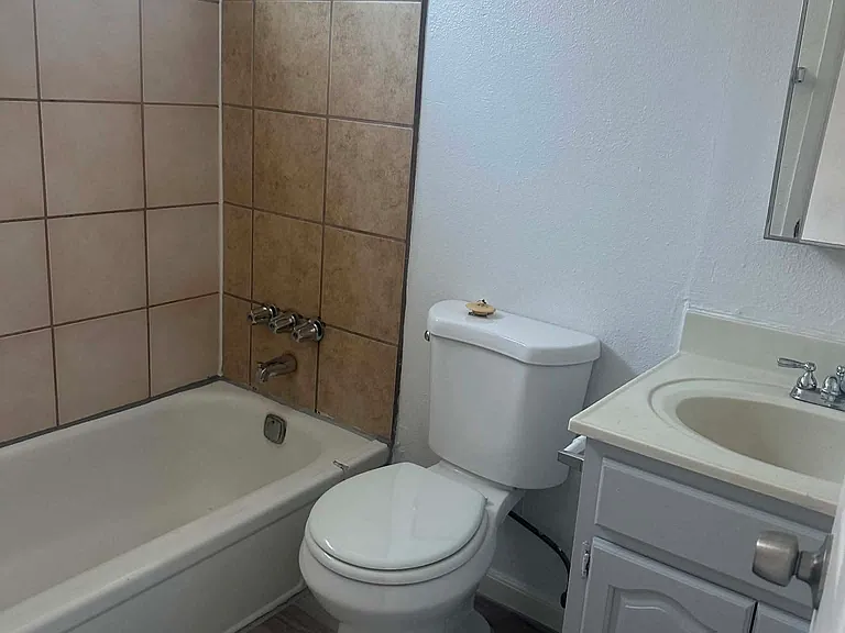 915 N San Joaquin St #8 — Photo 5