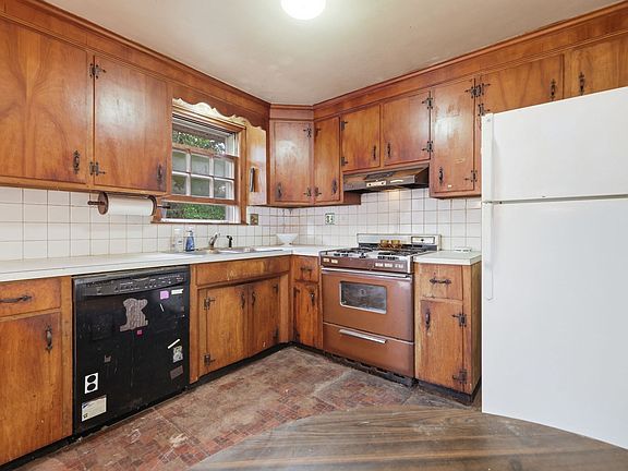 5th image of 27 Forest Park Ave
