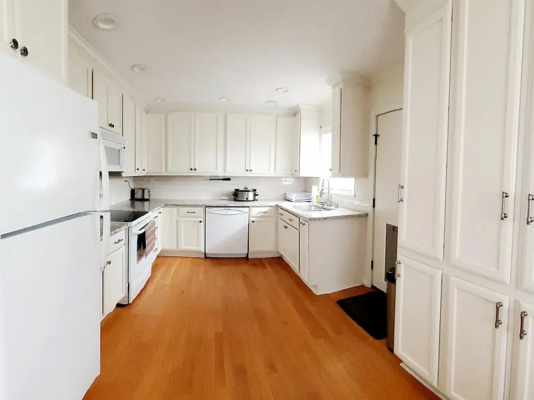 840 Jane St — Photo 6