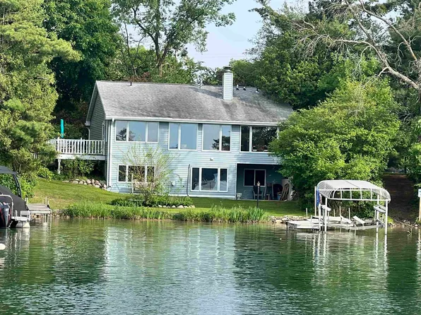 E1386 Grandview Rd, Waupaca, WI 54981