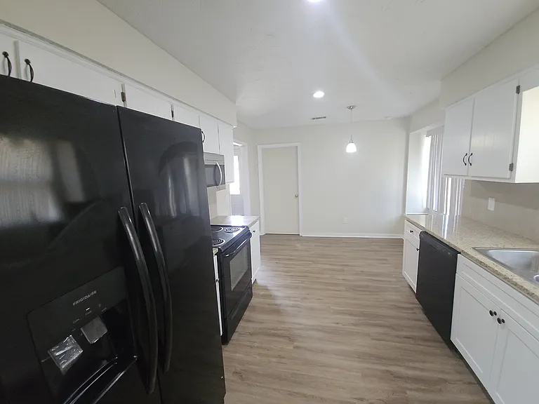 5727 Lexington Dr — Photo 13