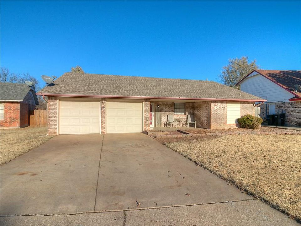 1st image of 220 S Bouziden Dr
