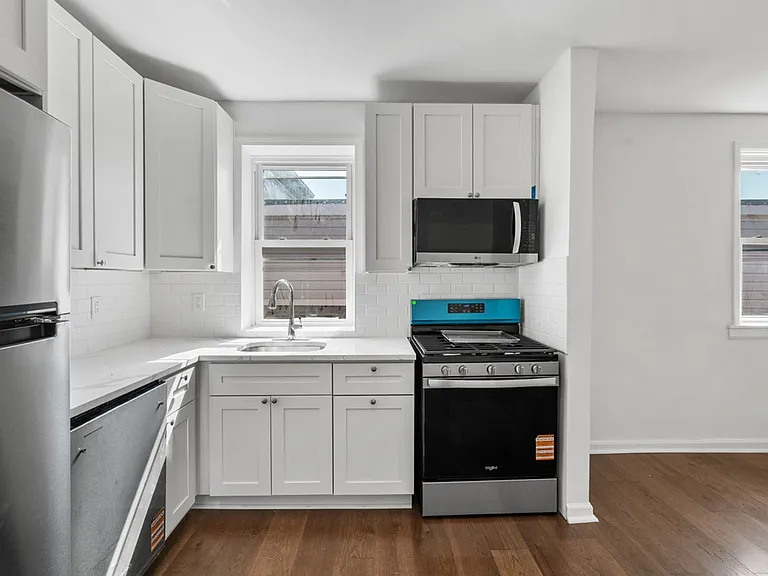 2306 E Carson St — Photo 6