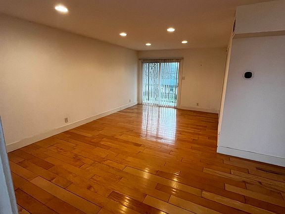 2nd image of 1313 E 52nd St APT 205