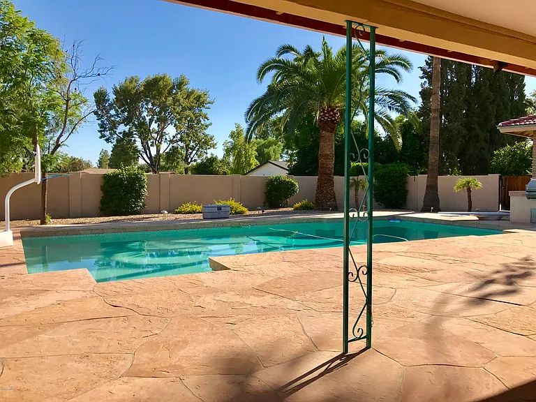 185 E Cercado Ln — Photo 33